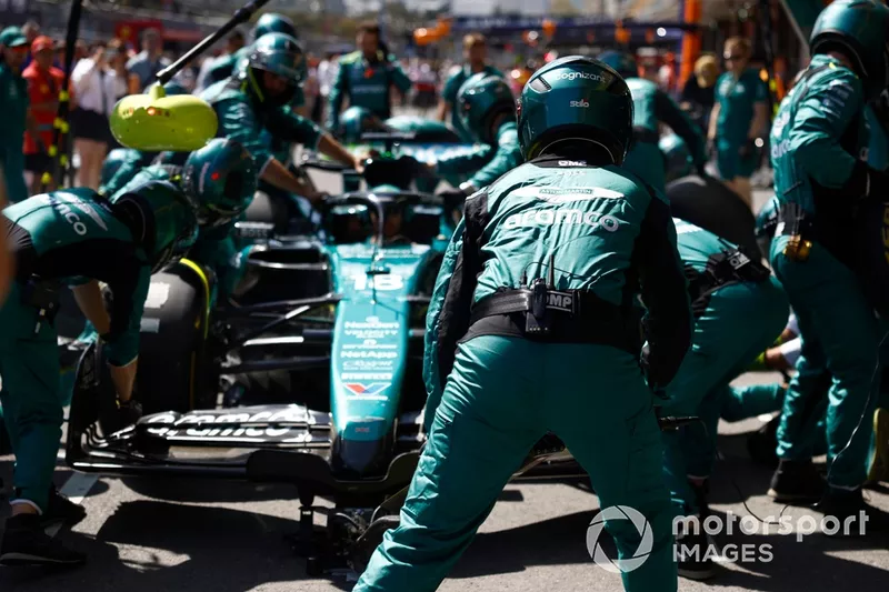 L'équipe des stands de l'Aston Martin F1 Team s'entraîne aux arrêts au stand.