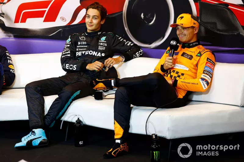 George Russell, Mercedes-AMG F1 Team, et Lando Norris, McLaren F1 Team, lors de la conférence de presse d'après qualification.