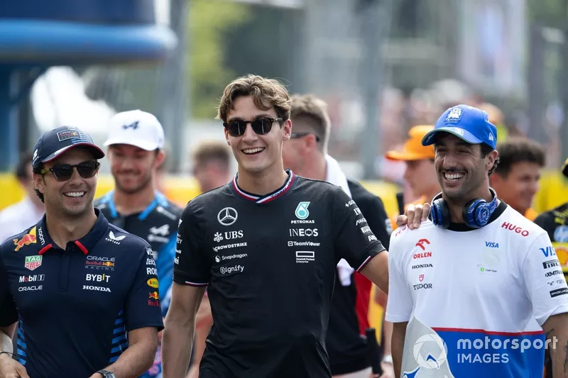 Sergio Perez, Red Bull Racing, George Russell, Mercedes-AMG F1 Team, Daniel Ricciardo, Visa Cash App RB F1 Team, lors de la parade des pilotes. 
