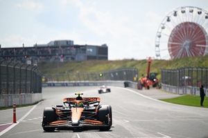 Lando Norris, McLaren MCL38, en una vuelta de reconocimiento 