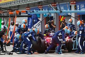 Alex Albon, Williams FW46, entra a boxes