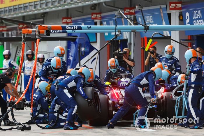 Alex Albon, Williams FW46, entra a boxes