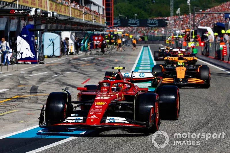Carlos Sainz, Ferrari SF-24, Lando Norris, McLaren MCL38, sortent de la voie des stands