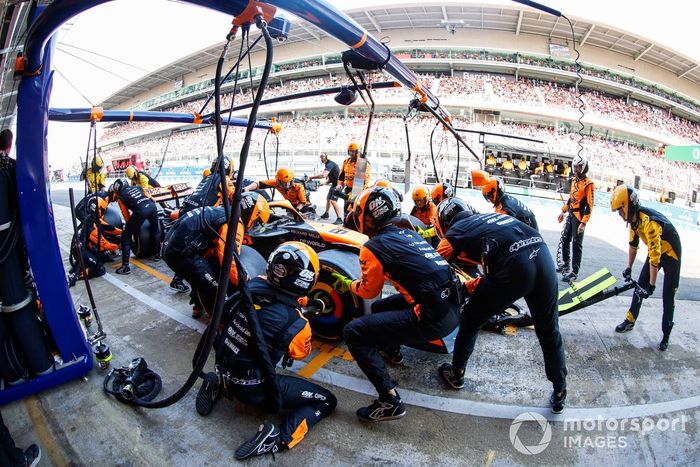Oscar Piastri, McLaren MCL38, hace una parada en boxes
