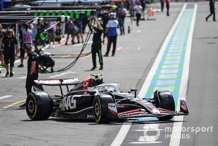 Nico Hulkenberg, Haas VF-24, sale del garaje