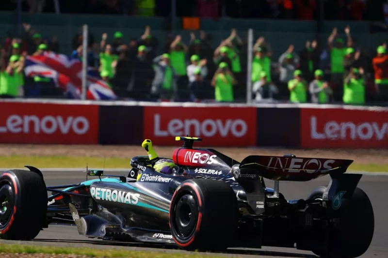 Lewis Hamilton, Mercedes F1 W15, 1ère position, lève le poing en signe de triomphe sur le chemin du Parc Ferme.