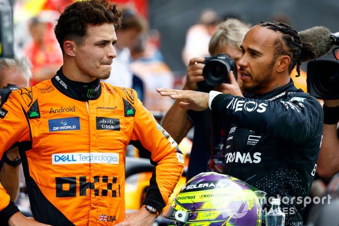 El hombre de la pole Lando Norris, McLaren F1 Team, Lewis Hamilton, Mercedes-AMG F1 Team, hablan en Parc Ferme tras la clasificación