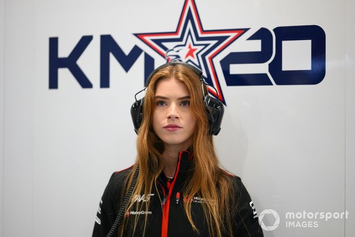 Courtney Crone, piloto de la academia Haas F1 observa en el garaje 