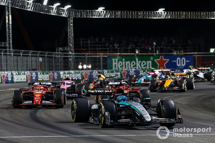 George Russell, Mercedes F1 W15, Carlos Sainz, Ferrari SF-24, Charles Leclerc, Ferrari SF-24, Pierre Gasly, Alpine A524, el resto de los participantes en la salida.
