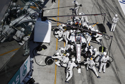 Валттері Боттас, Williams FW38, під час піт-стопу