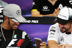 (L n. R): Lewis Hamilton, Mercedes AMG F1 und Fernando Alonso, McLaren in der FIA Pressekonferenz