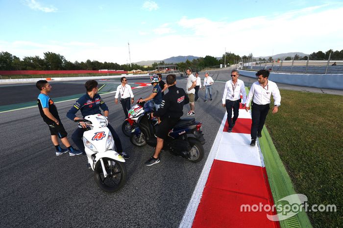 Oficiales y pilotos en la nueva chicana para reemplazar la curva 12