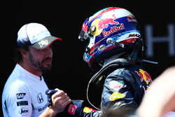 Переможець гонки Макс Ферстаппен (Red Bull Racing) святкує в закритому парку разом з Фернандо Алонсо