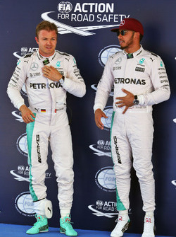 Nico Rosberg, Mercedes AMG F1, mit Lewis Hamilton, Mercedes AMG F1, im Parc Fermé