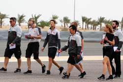 Ромен Грожан, Haas F1 Team изучает трассу с командой