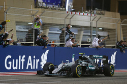 Il vincitore della gara Nico Rosberg, Mercedes AMG F1