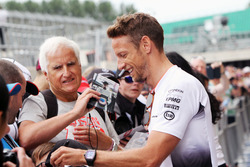 Jenson Button, McLaren signeert handtekeningen voor de fans