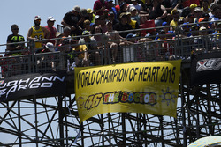 Valentino Rossi, Yamaha Factory Racing fans spandoek