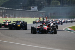 Lance Stroll, Prema Powerteam Dallara F312 Mercedes-Benz en tête au départ