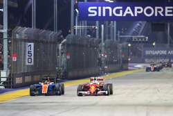 Sebastian Vettel, Ferrari SF16-H et Pascal Wehrlein, Manor Racing MRT05 en lutte pour une position