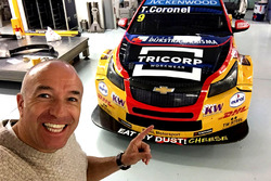De WTCC-wagen van Tom Coronel, ROAL Motorsport wordt bestickerd