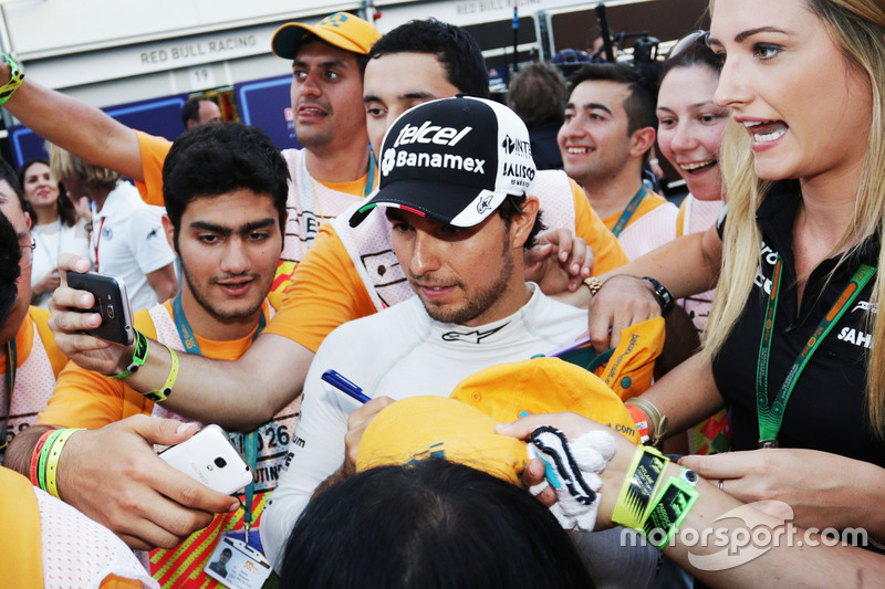 Sergio Perez, Sahara Force India F1, met marshals