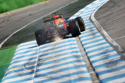 Max Verstappen, Red Bull Racing RB12 zorgt voor vonken