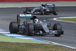 Lewis Hamilton, Mercedes AMG F1 W07 Hybrid en Nico Rosberg, Mercedes AMG F1 W07 Hybrid