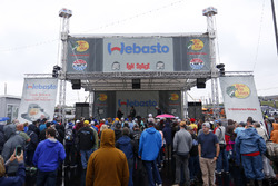 Dale Earnhardt Jr., Hendrick Motorsports Chevrolet fa una sessione di Q&A con i tifosi durante il ri