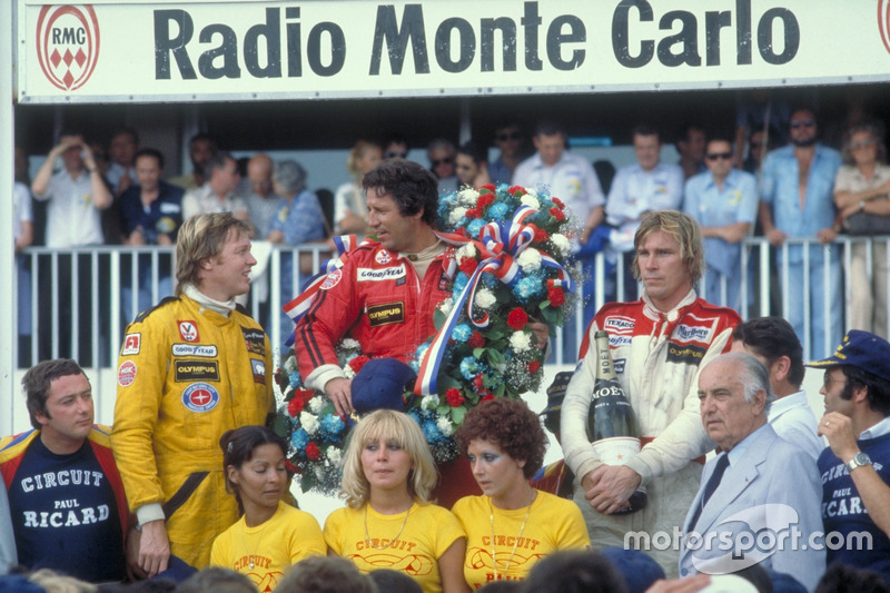 Podium : le vainqueur Mario Andretti, Team Lotus Ford, le second Ronnie Peterson, Team Lotus Ford, le troisième James Hunt, McLaren Ford