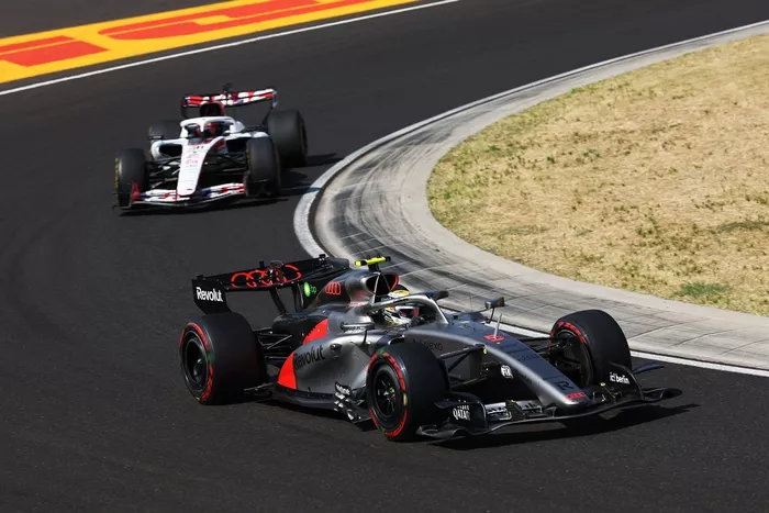 Gabriel Bortoleto, Audi F1 Team; Esteban Ocon, Haas F1 Team