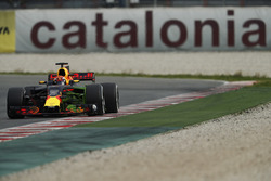Макс Ферстаппен, Red Bull Racing RB13, їде по намальованому бордюру