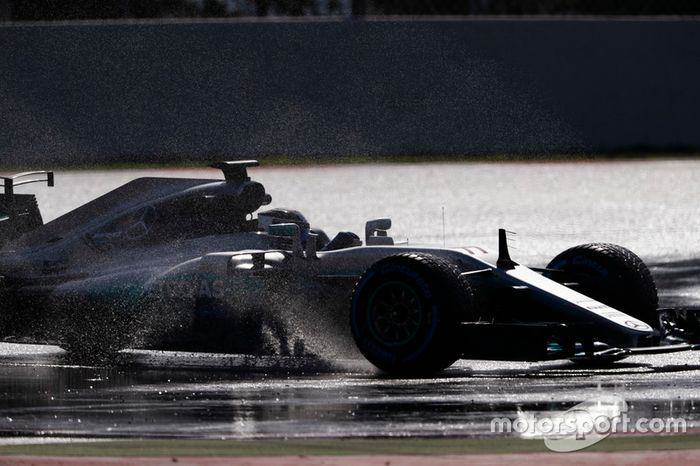 Valtteri Bottas, Mercedes AMG F1 W08, salpicadura a través de un charco