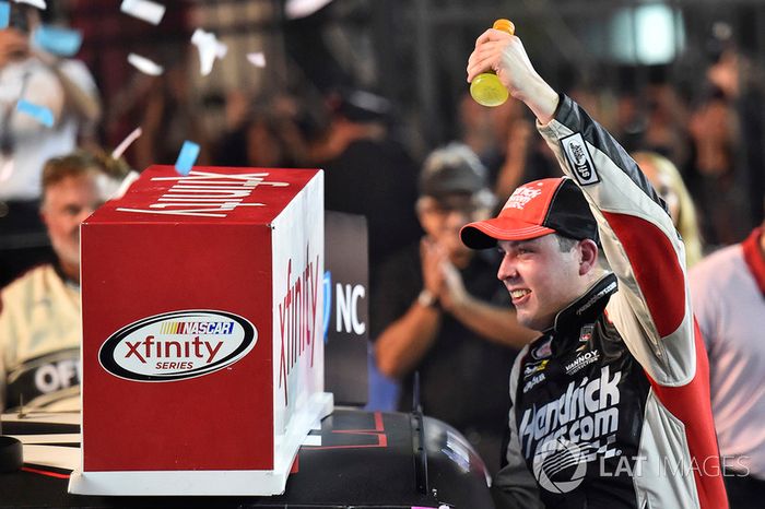Um dia antes, Alex Bowman conquistou sua primeira vitória em uma divisão nacional da NASCAR ao ganhar pela Xfinity Series também em Charlotte.