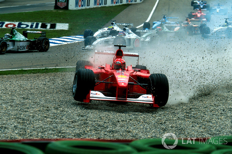 Start action, Crash of Michael Schumacher, Ferrari F1 2000 and Giancarlo Fisichella, Benetton Playlife B200