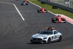 Coche de seguridad lleva el grupo