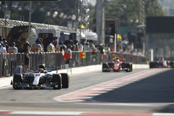 Lewis Hamilton, Mercedes AMG F1 W08, Sebastian Vettel, Ferrari SF70H y Sergio Pérez, Sahara Force In