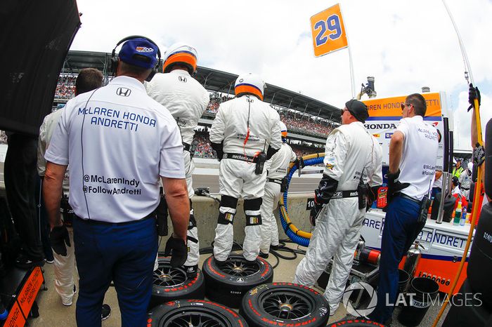 La crew Andretti Autosport Honda in attesa del pitstop di Fernando Alonso