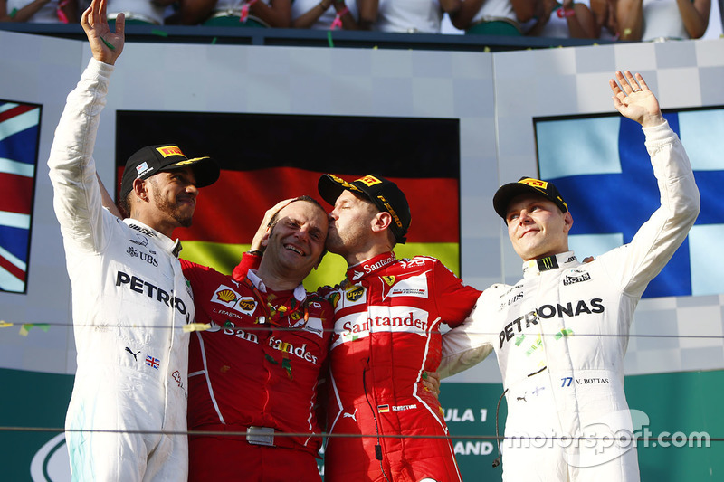 Подіум: переможець гонки Себастьян Феттель, Ferrari, другий призер Льюіс Хемілтон, Mercedes AMG F1, третій призер Валттері Боттас, Mercedes AMG F1, і Луїджі Фрабоні, Ferrari