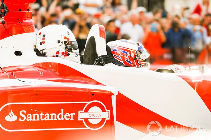 Jenson Button, McLaren, da un paseo de pasajero a Naomi Campbell en el coche de 2 plazas