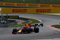 Max Verstappen, Red Bull Racing RB13, Lewis Hamilton, Mercedes AMG F1 W08