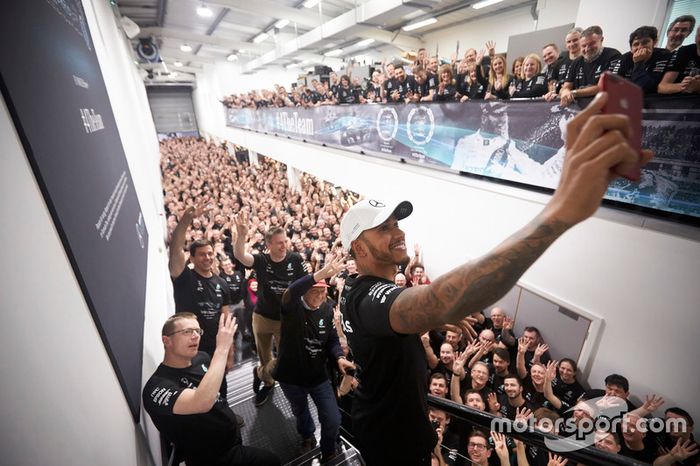 Lewis Hamilton, Mercedes AMG F1, Niki Lauda, Presidente no ejecutivo, Mercedes AMG F1, Toto Wolff Director Mercedes AMG F1 con todos los miembros del equipo