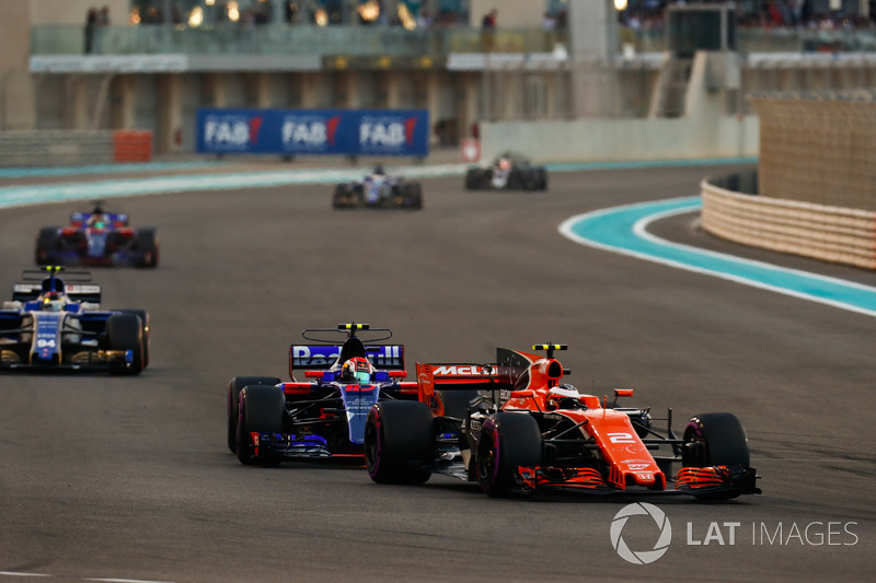 Stoffel Vandoorne, McLaren MCL32, Pierre Gasly, Scuderia Toro Rosso STR12