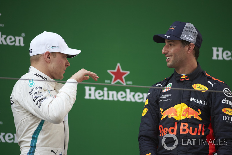 Podium : le vainqueur Daniel Ricciardo, Red Bull Racing, le deuxième, Valtteri Bottas, Mercedes-AMG F1, le troisième, Kimi Raikkonen, Ferrari