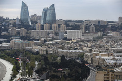 Temporada 2018 F1-azerbaijan-gp-2018-daniel-ricciardo-red-bull-racing-rb14-tag-heuer-leads-esteban-ocon-f