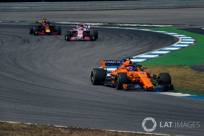 Fernando Alonso, McLaren MCL33, Esteban Ocon, Force India VJM11 y Daniel Ricciardo, Red Bull Racing RB14