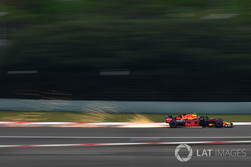 Max Verstappen, Red Bull Racing RB14 sparks