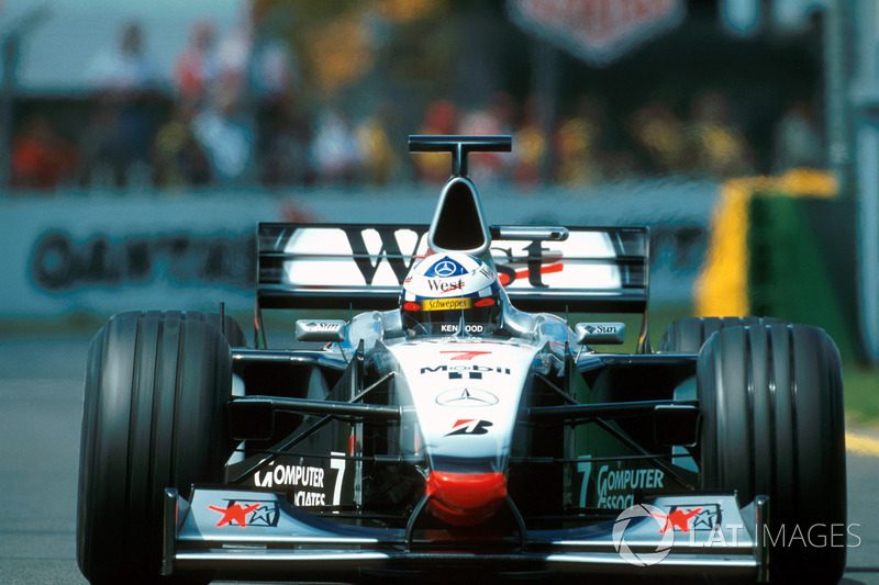 14. El McLaren Mercedes MP4/13 de F1