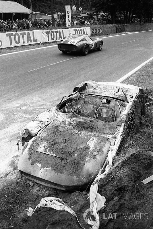 De verlaten Ferrari 250P #0812 van John Surtees en Willy Mairesse wordt gepasseerd door de Ferrari 250 GTO #4293GT van Jean Beurlys en Gerard Langlois von Ophem