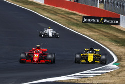 Kimi Raikkonen, Ferrari SF71H y Nico Hulkenberg, Renault Sport F1 Team R.S. 18